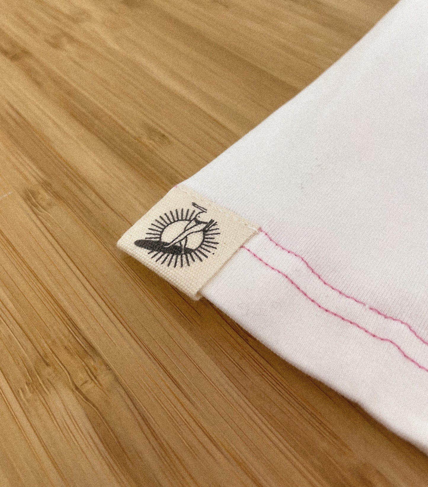 Etiquette Monaloa en bas du tee-shirt manches courtes